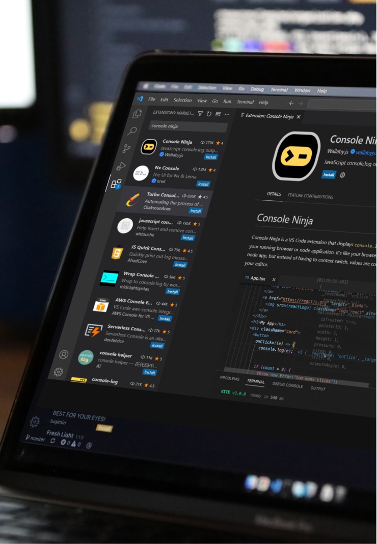 Photo d'un écran d'ordinateur avec le logiciel Visual Studio Code et le plugin Console Ninja