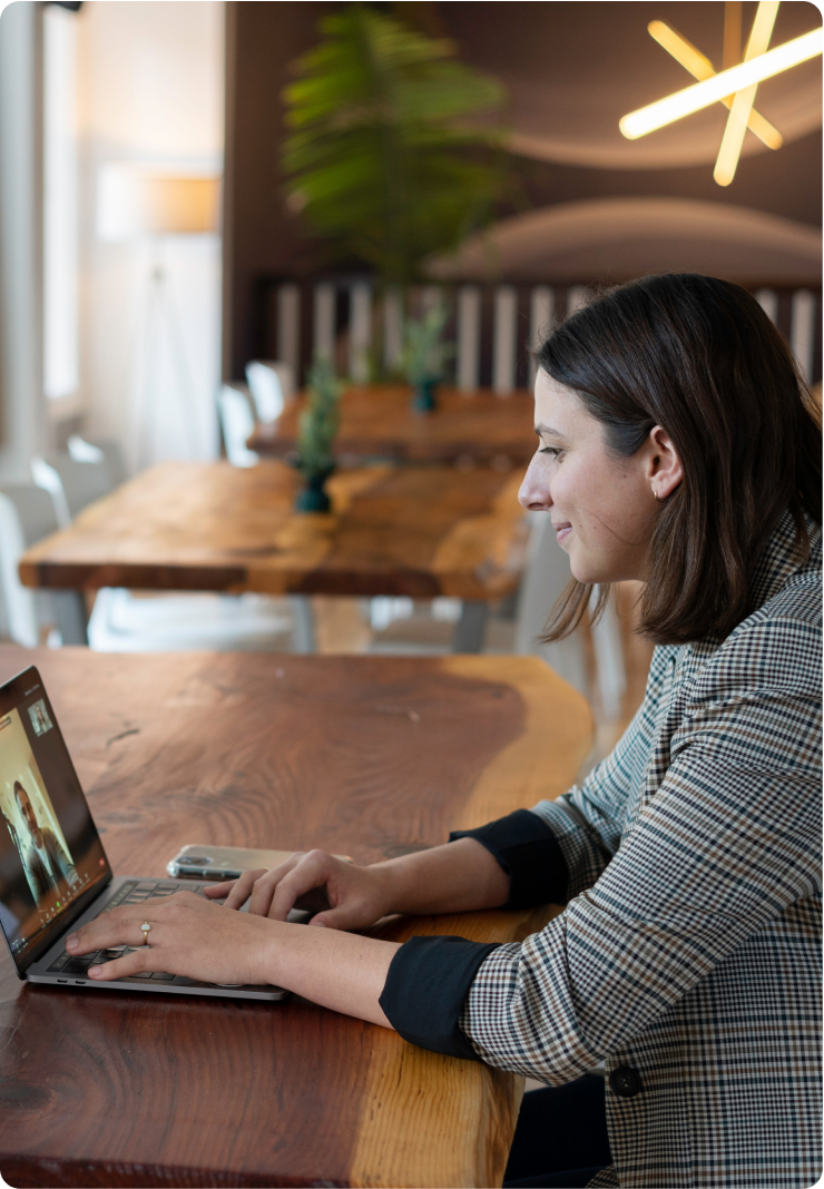 Jeune développeuse en reconversion professionnelle, face à son ordinateur en visio avec un développeur senior