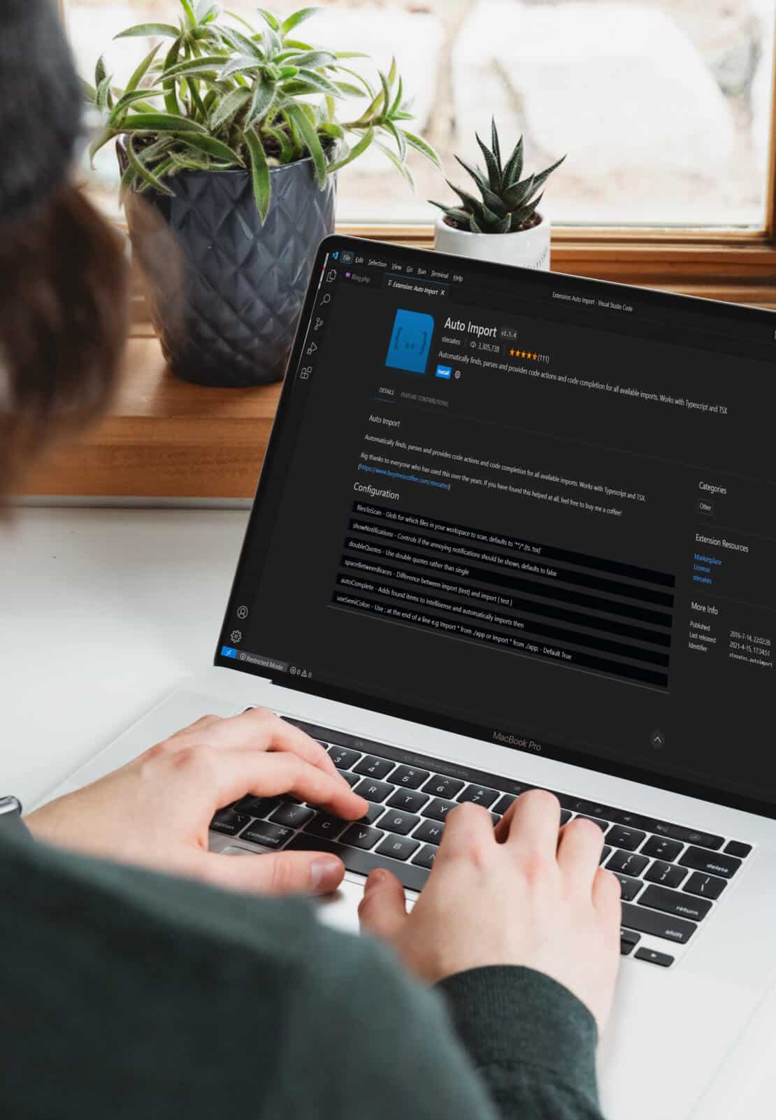Développeur installant le plugin Auto Import sur son Visual Studio Code