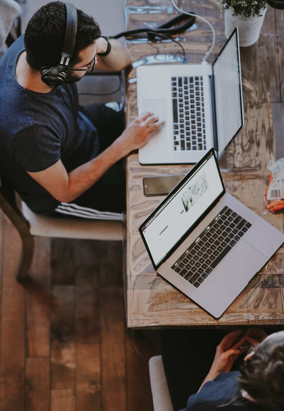 jeune développeur en reconversion professionnelle sur son ordinateur à son bureau