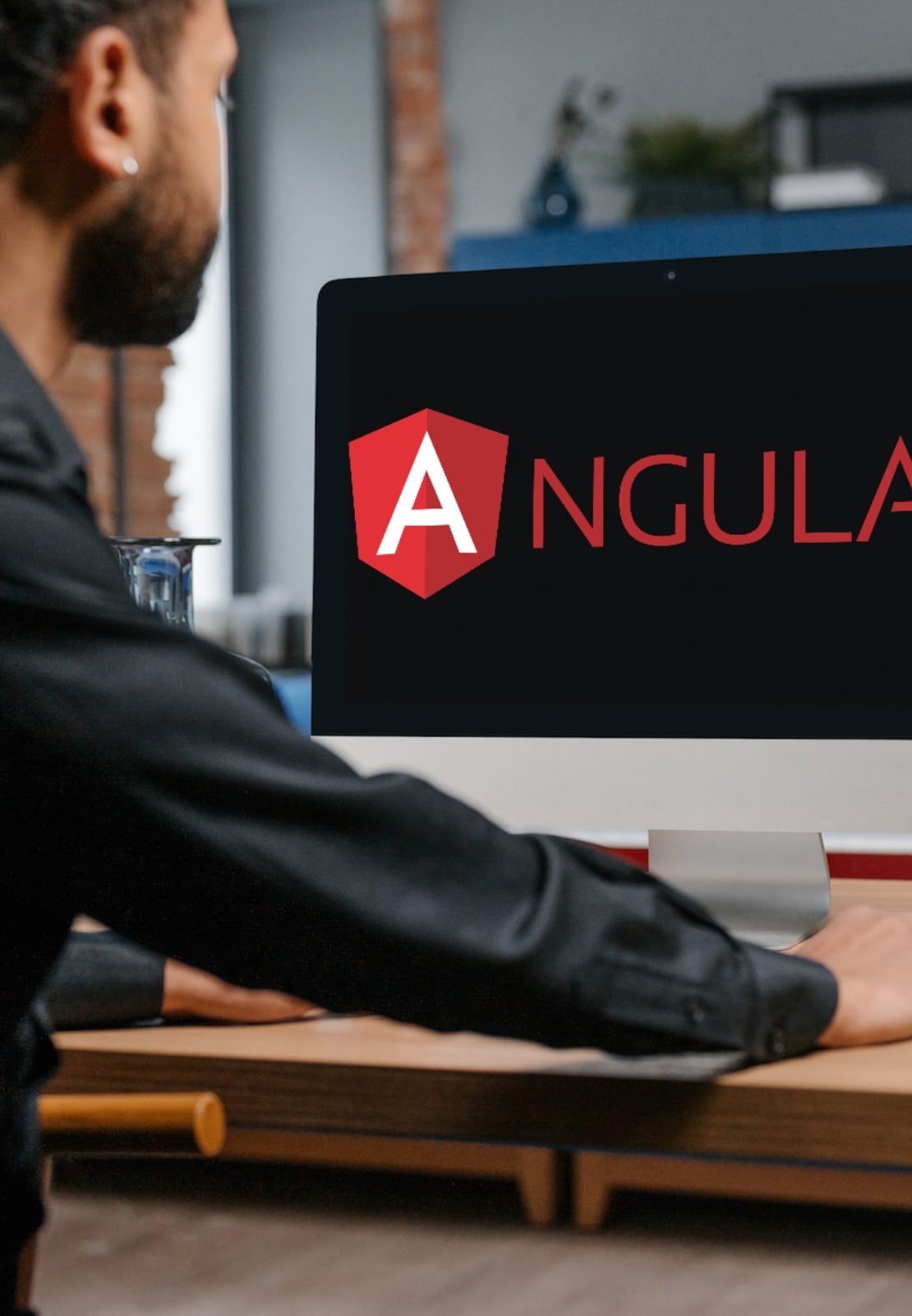 masterclass-angular-cours-conference-webinar Développeur devant un ordinateur affichant Angular